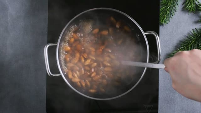 **Mandelmel:** Kok opp en kjele med vann. Legg mandlene oppi og ta kjelen av varmen. La mandlene ligge i 15 minutter før du siler av vannet.