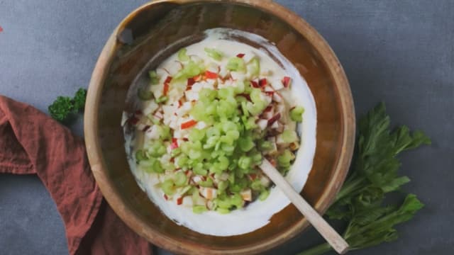 Bland dressingen sammen med selleri, eple, druer, ananas og valnøtter. Spar noen druer og valnøtter til pynt.