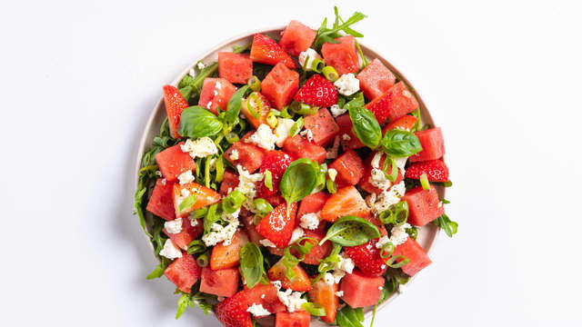 Vend salaten lett sammen og topp med frisk basilikum før servering.