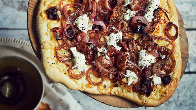 Pizza med rødløk, bacon og mozarella