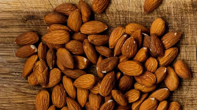 Ha mandlene på et bakebrett og stek dem midt i ovnen på 200 grader i 8 minutter. Avkjøl dem i 10 minutter.