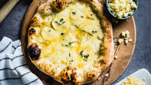 Stek pizzaen til bunnen har fin gyllen farge og osten har smeltet.