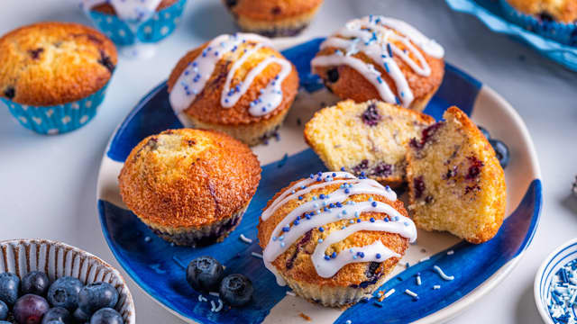 Stek muffinsene på **200 grader i ca. 15-20 minutter,** til de er gylne og gjennomstekte. Avkjøl på rist.