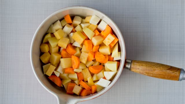 Ha alt over i en kasserolle, tilsett vann så det akkurat dekker og en god klype salt.