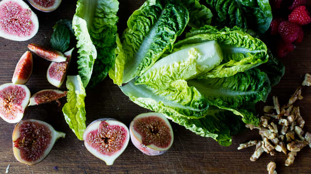Skyll fikenene og skjær dem i båter. Skjær av rotenden på salaten og del bladene fra hverandre. Bland sammen fiken, salatblader, bringebær og godt med friske urter på et passende fat.