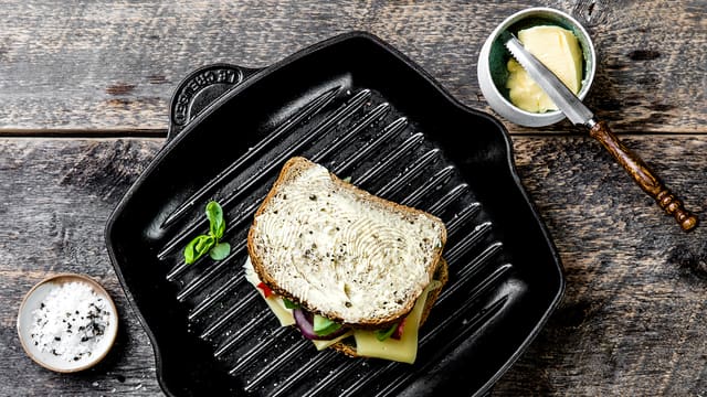 Smør sidene som vender ut med smør og stek i en stekepanne på middels varme under lokk til skiven er gyllen. Snu og stek videre til osten er smeltet.