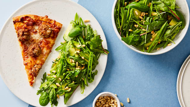 Pizza med italienske kjøttboller og salat