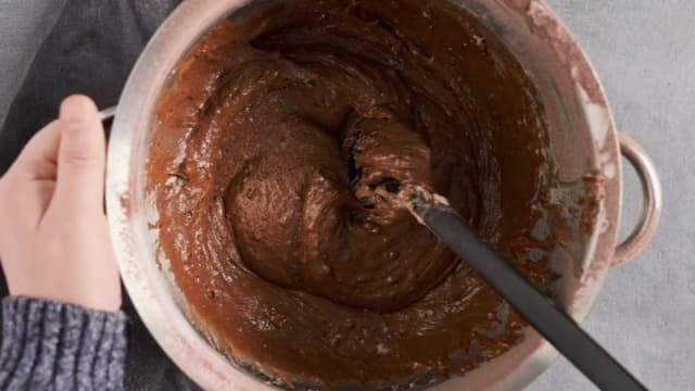 **Sjokoladekake:** Sett ovnen på 200 grader. Smelt smør i kjele, ha i vann og bakekakao, og kok opp.