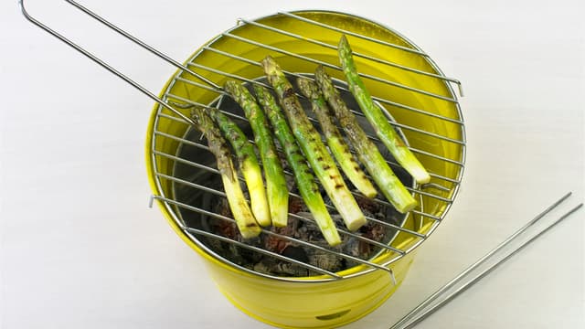 Pensle asparges med olje og legg dem på grillen, eller stek i olje i stekepanne, i ca. 3 min.