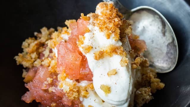 Legg eplemos, kryddersmuler og pisket krem lagvis i en pen bolle eller i porsjonsskåler.