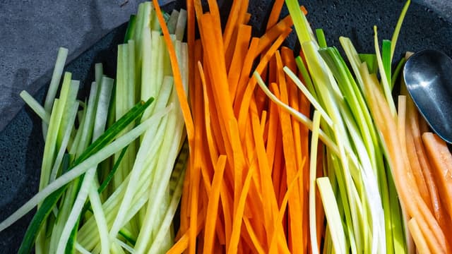 Skjær frukten og grønnsakene i tynne staver og sett til side.