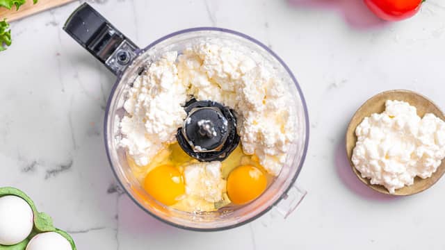 Ha cottage cheese, egg, salt og pepper i en blender eller en food processor. Du kan også bruke stavmikser. Kjør til du har en jevn røre.
