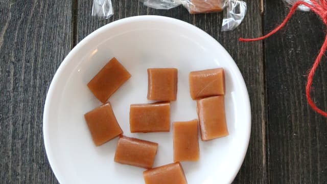 **Myk karamell** skjæres i biter når den er avkjølt. **Harde karameller** lønner det seg å markere bitene dypt i karamellen når den er rundt 45 grader, ellers er det vanskelig å dele dem senere.