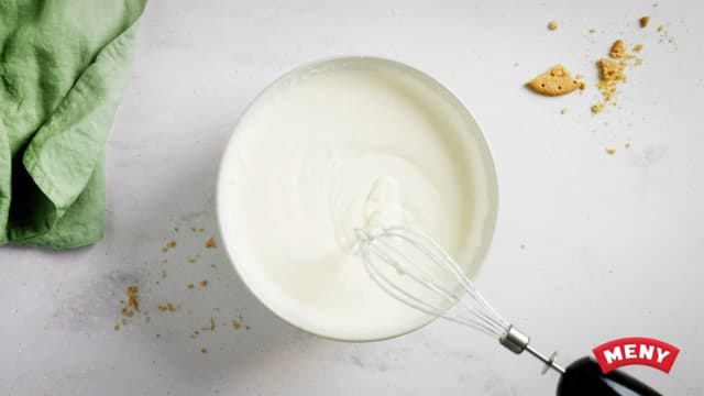 Ha rømme, philadelphia, fløte og sukker i en kjøkkenmaskin og pisk til du har en luftig krem. Dette tar ca. 5 minutter. Vend deretter inn sitronsaften.