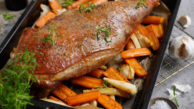 Sjekk steketermometeret etter noen timer. Ved 65 grader er kjøttet lett rosa og perfekt for lammelår. Kjøttet kan fint stå i 5,5-6 timer, temperaturen vil aldri overstige 65 grader som ovnen står på.