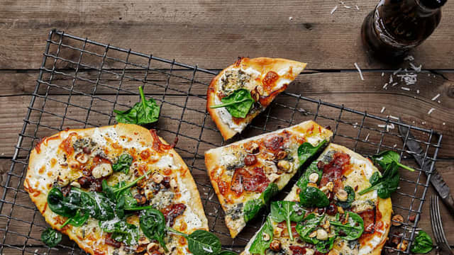 Pizza med 4 oster, bacon og stekte hasselnøtter - lykke!