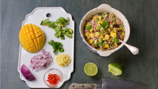 Skjær mango og avocado i små terninger, tilsett limesaft og resten av løken, chili, ingefær og koriander. Bland godt, smak til med salt og pepper og server til fisken.