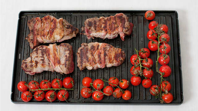Grill eller stek baconbiffene på sterk varme, ca. 2-4 min. på hver side. Grill tomatene hele, ca. 3. min. Server biff, med grillede tomater og poteter med urteoljen.