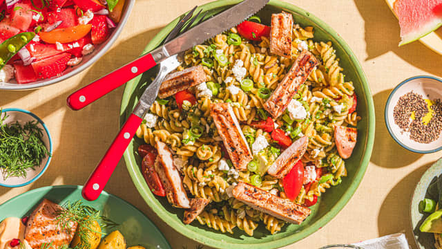 Ha pastaen over i en bolle og topp med kuttede tomater, granateplekjerner, smuldret fetaost og kylling i strimler.