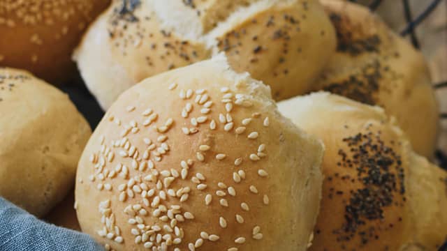 Server ferske rundstykker med godt pålegg til frokost, lunsj, som tilbehør til middagen eller til kveldsmat.