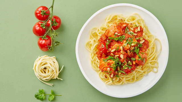 Pasta med laks og spicy tomatsaus