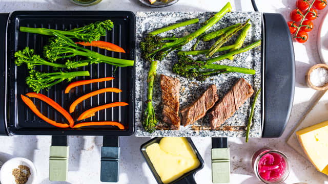 **Raclette:** Sett raclettejernet midt på bordet og varm det opp. Raclette er til for å deles, så her er tanken at alle skal lage sin egen mat underveis.