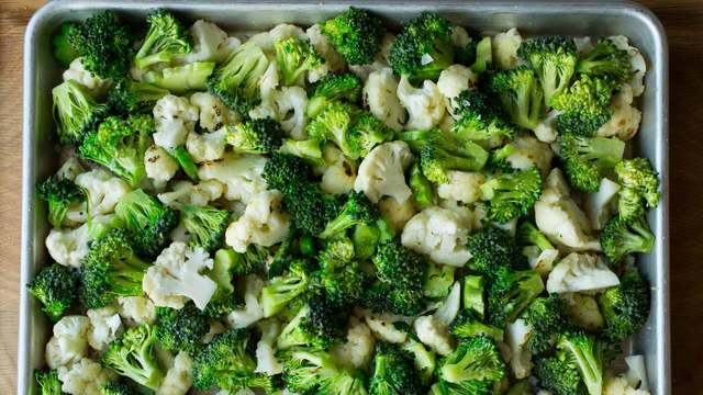 Ha bukettblandingen og potetene i en ildfast form. Legg laksestykkene oppå grønnsakene og krydre med salt og pepper.