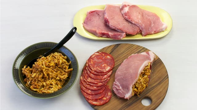 Bland ost og pesto. Skjær et snitt i kotelettene og fyll med chorizo og osteblandingen. Krydre med salt og pepper og stek i olje i en stekepanne, ca. 3-4 min. på hver side. (alternativt ferdigfylte fra Meny)