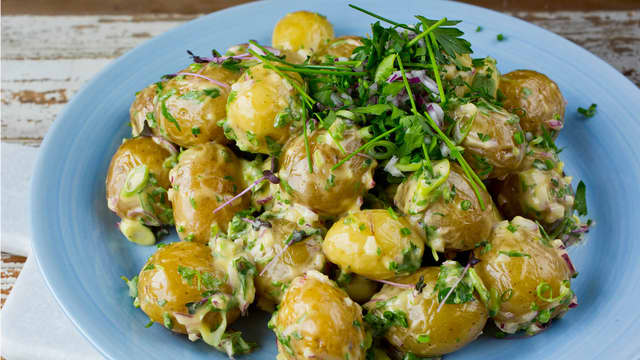 Bland sammen poteter, sjalottløk, vårløk, urter og dressingen.