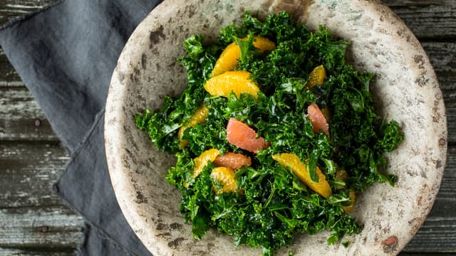 Bland sammen grønnkål, sitrusfileter og dressing.