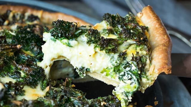 Hell eggeblandingen over tertefyllet og **stek terten ved 180 grader i ca. 30–40 minutter**, eller til overflaten er gyllen og fyllet har stivnet. Serveres varm eller kald.