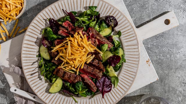 Biff i skiver med blandet salat og taffelsticks