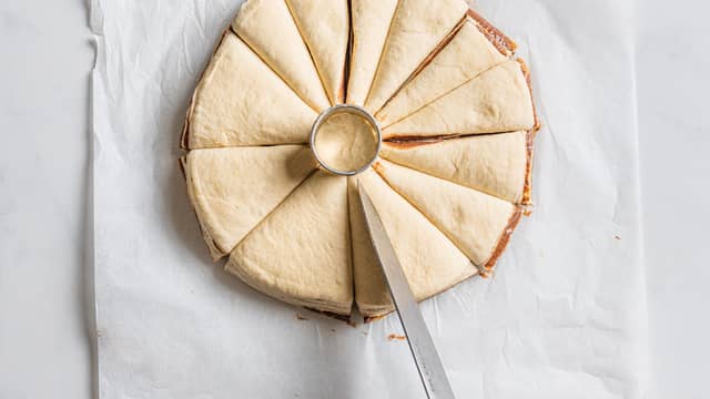 Sett et lite glass i midten og skjær lagene i 16 like store deler rundt glasset.