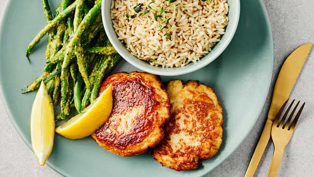 Fiskeburger med fullkornsris, brekkbønner og pesto