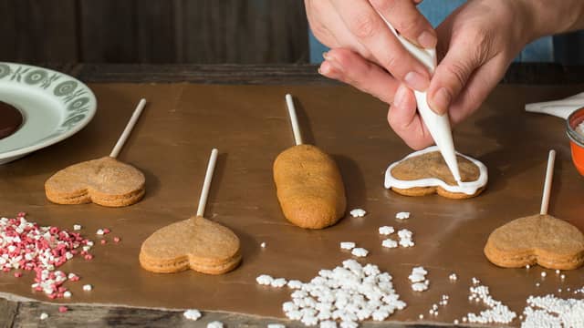 **Melisglasur:** Bland sammen ingrediensene til melisglasuren. Dypp pepperkakene i glasuren, eller bruk en sprøytepose til å pynte dem.