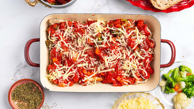 Ha et lag tomatsaus og litt ost over brødskivene. Gjenta lagvis til formen er full.