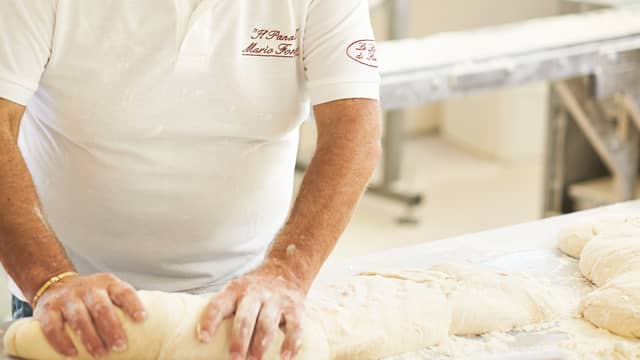 Smelt smør i en kjele og ha i melk. Varm melkeblandingen
til 37 grader.
Ta kjelen av platen og strø tørrgjær over melkeblandingen.
La blandingen stå i ti minutter.