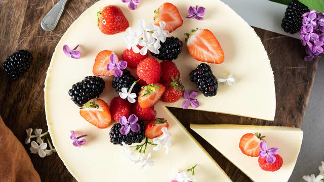 Pynt gjerne ostekaken med friske bær og spiselige blomster. Server gjerne en frisk bærsaus ved siden av.