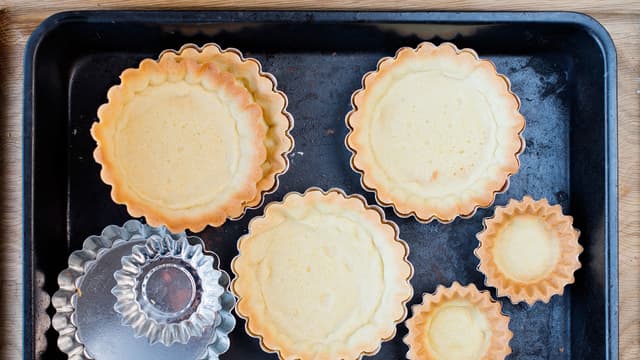 Kle 6 små terteformer (ca. 10 cm i diameter) med mørdeigen, eventuelt kan du bruke en stor terteform (22–26 cm i diameter). Prikk bunnene lett med en gaffel, dekk med bakepapir og fyll på med tørkede erter.