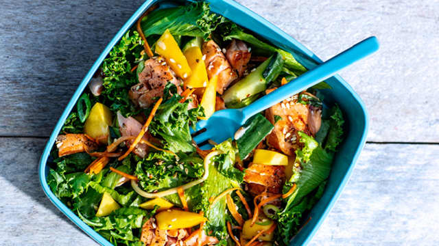 MATPAKKETIPS: Laksesalat.
Bland restene etter middagen
med frisk grønn salat.