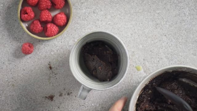 Pensle koppen med smeltet smør, og sett i mikroen og stek kaken på 600 - 750 w ca. i 1-1,5 minutt.