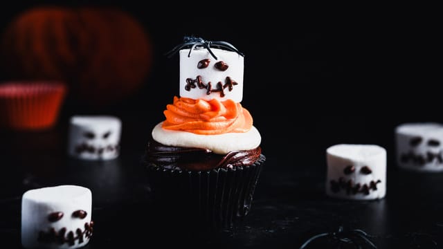 Marshmellows kan bli både spøkelser og mumier, enten på toppen av en cupcake eller på en grillpinne. Lag ansikt av konditorfarge eller smeltet sjokolade.