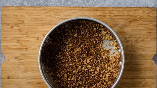 Brun brødsmuleblandingen på middels varme. Vend den hele tiden til den får en lys karamellfarge. Hell alt over på tallerken og avkjøl.