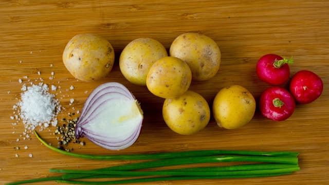 Vask og skrubb potetene, og kok dem møre i saltet vann.