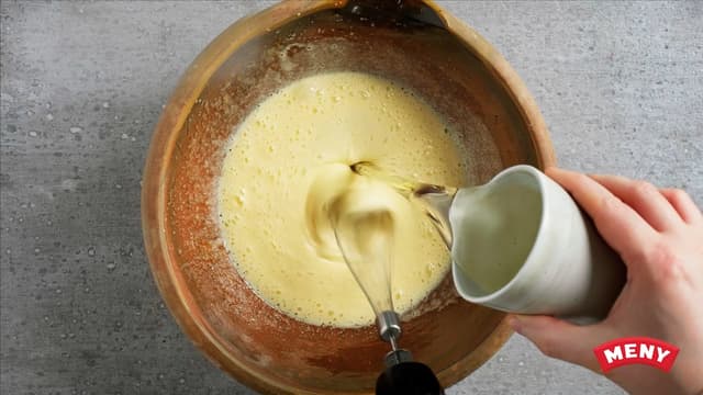 **Kakerøre:** Pisk egg og sukker godt sammen. Tilsett så olje i en stråle mens du pisker videre.