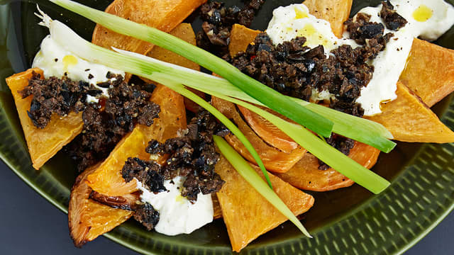 Bakt kålrot med oliventapenade og yoghurt