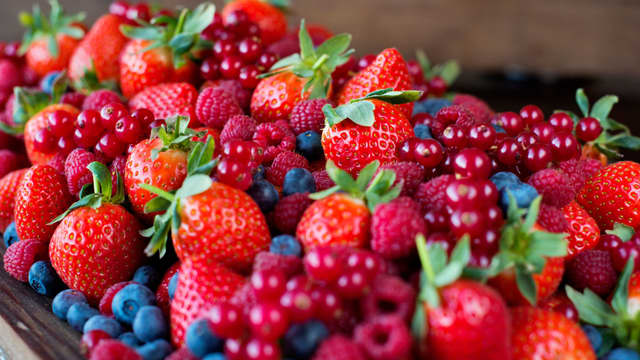 Dersom du lager smoothie fra bunnen har du ingrediensene i en blender og kjører til en glatt smoothie.