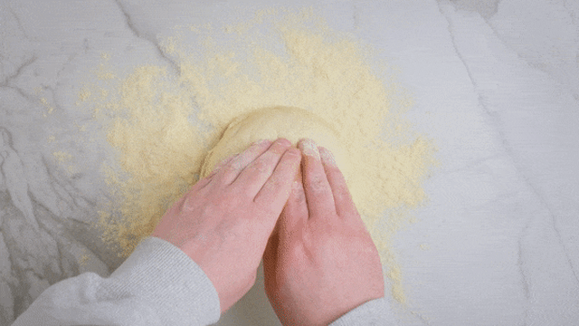 **Utbaking:** Ha durumhvetemel på benken og strekk ut deigen med hendene. La deigen hvile over håndbakene samtidig som du roterer deigen rundt.