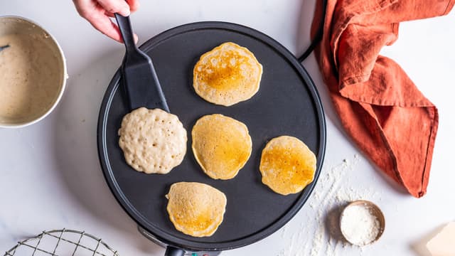 Stek svelene til de er gylne på begge sider, og server mens de enda er lune.