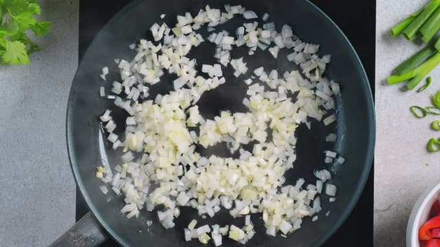 Fres finhakket løk og hvitløksfedd i rapsolje i to minutter.